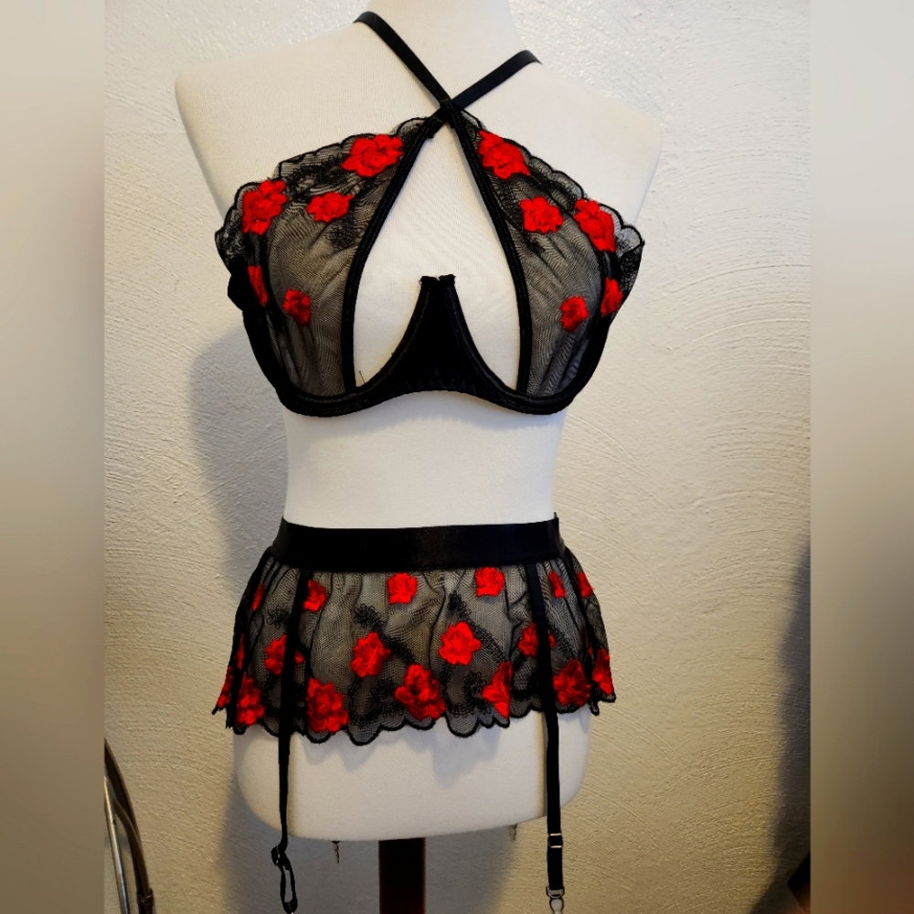 NWOT Lingerie Set Large